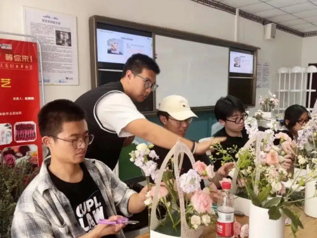 学生们运用色彩搭配和造型技巧深化领会创新的物化载体