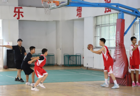 赛场跳动的身影学校操场上练习的孩子一起构成最生动的城市画卷