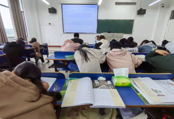 玩命的中学快乐的大学的阶段性异化折射出教育生态的深层矛盾