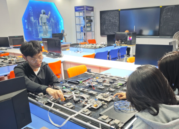 数字赋能教育交融的浪潮中唯有坚守培育