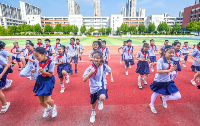 眼里有光身上有汗是让学生动起来在奔驰