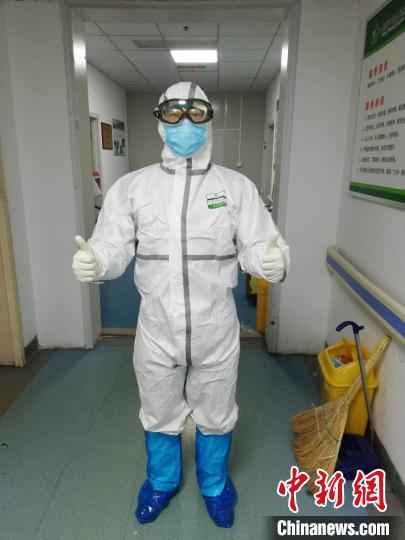 四川援助湖北医生一线开直播 教“战友”打太极、听音乐缓解压力