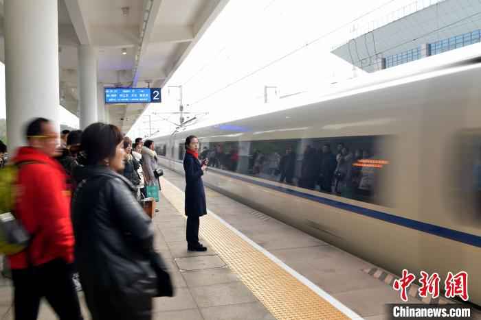  “90后”高铁女站长的“春运十二时辰”