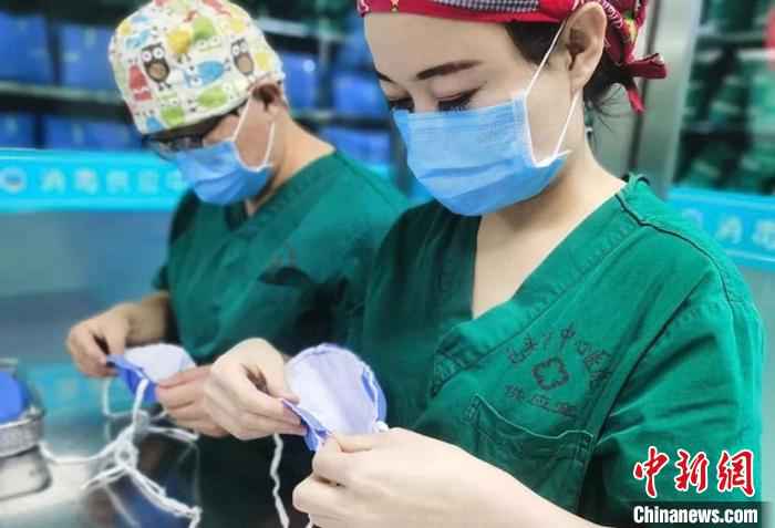  内蒙古组建“缝纫机医队”自制“N95”口罩助力疫情防控