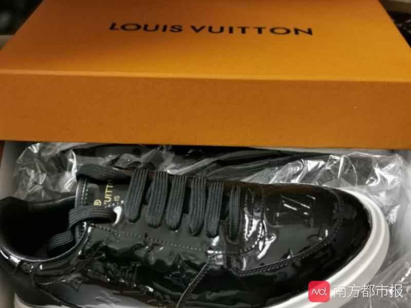 南都暗访假名牌鞋中转鬼市：180元买LV，小票证书5元购
