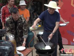 “农民院士”朱有勇田间直播卖土豆 助力